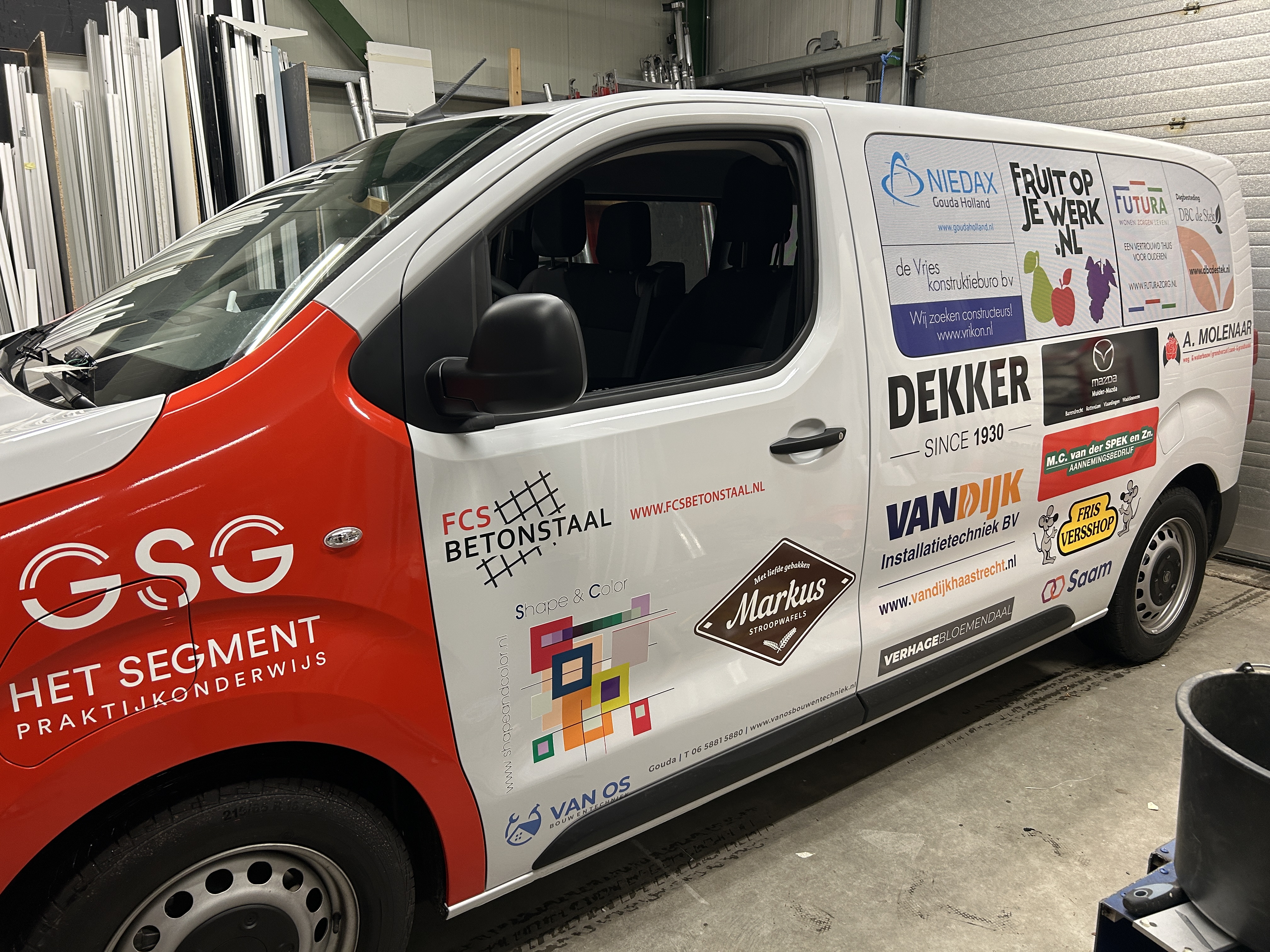Sponsorbus belettering